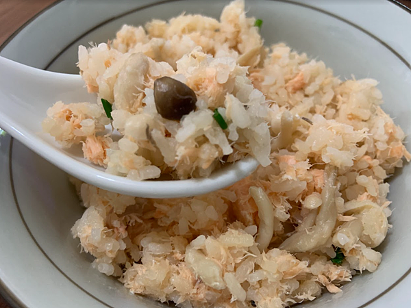 電鍋食譜-鮭魚蒸飯-鮭魚炊飯