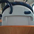 一般列車的椅背都有桌子~這點值得我們學習!