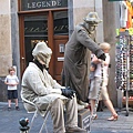 右邊是梵谷的雕像~左邊是街頭藝人~還把人家小孩嚇哭了