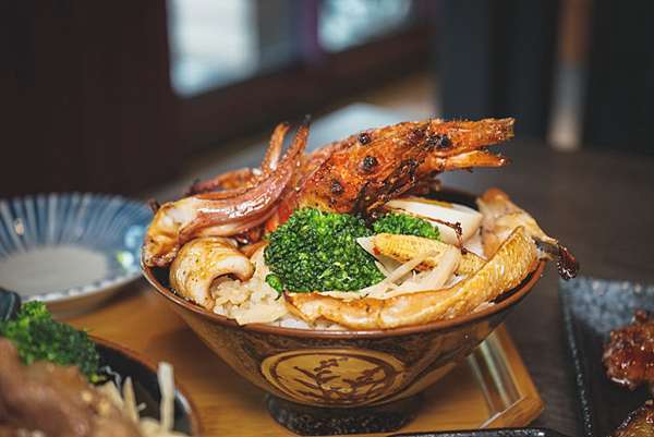 大河屋第一店 無敵海鮮盛合丼集各大海味於其中 日式屋台風格承襲日本燒肉職人精神 味噌湯 飲料免費喝到飽 捷運南京松江站 小咪ma 吃喝玩樂趣