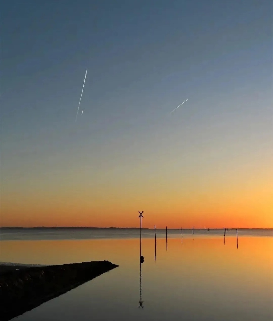 海灘上，夕陽下的守望者✿✿⊱╮