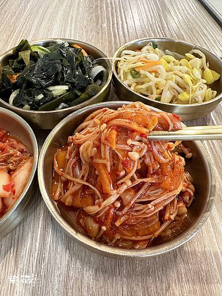 【台北】梨谷韓式鐵板炭火烤肉｜炭烤豬五花包菜，韓式小菜吃到飽