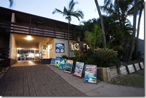 Airlie_Beach_YHA_Backpackers_Entrance_Sunset