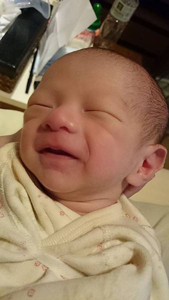 坐月子 嬰兒 笑咪咪 坐月子 嬰兒 笑咪咪