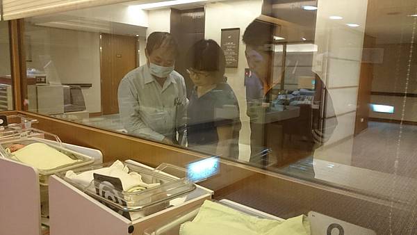 坐月子 嬰兒 醫生家人 坐月子 嬰兒 醫生家人