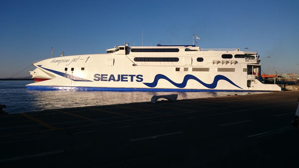 16希臘往來海島間的輪船都是SEAJETS海洋噴射號.JPG