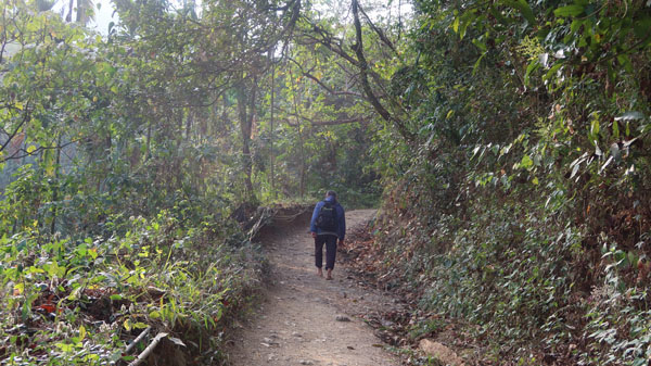 60這位陌生山友遠遠就在跟我打招呼問我時間.JPG