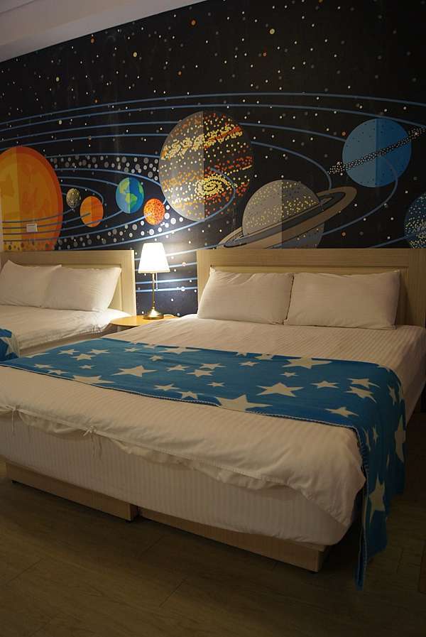 台南東區住宿分享 黃色風箏yellow Kite Hostel 親子民宿 台南小旅行 星空房 賽車房 房間內有溜滑梯 附有免費停車位 夢時代 台南 住宿 翁小翁的南島美食夢第二季