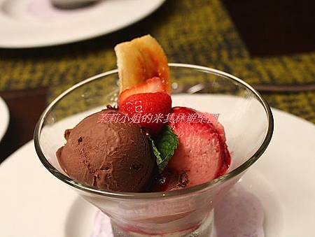 三種口味的冰淇淋搭焦糖香蕉和新鮮草莓.jpg