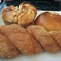 肉桂卷(外頭是黃豆粉)和芋頭麵包