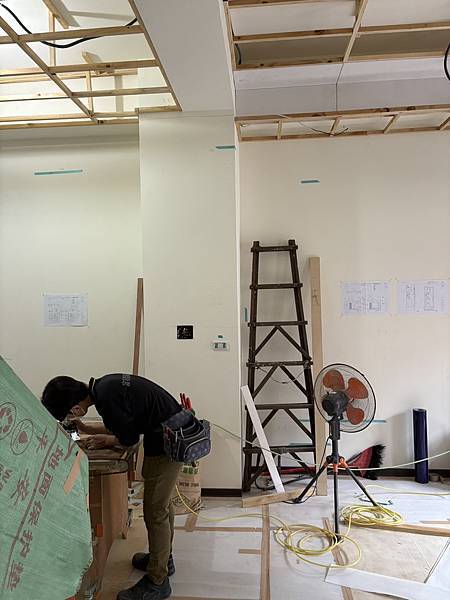 非常認真仔細的木工，我們也是每天一樣去現場看，很有默契! #