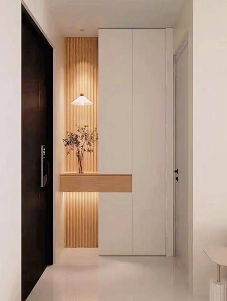 隱藏式高櫃結合垂線條，光影分層配置，讓玄關兼具機能與質感。 