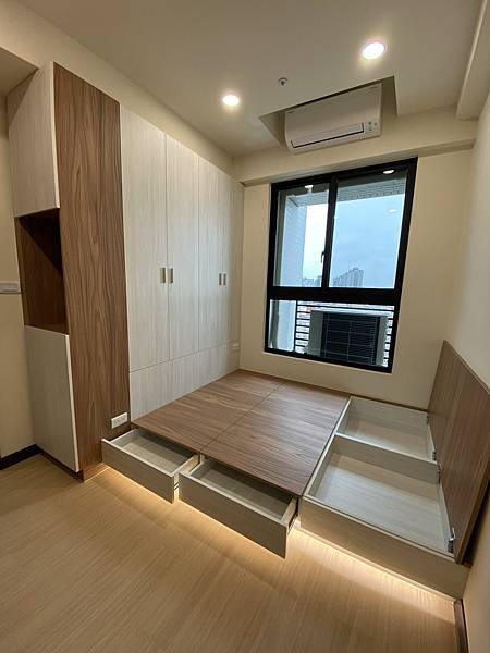 小坪數臥室最需要的，三合一床組系統櫃，幫您創造便利收納。 台