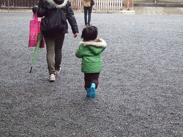 小孩穿雨鞋