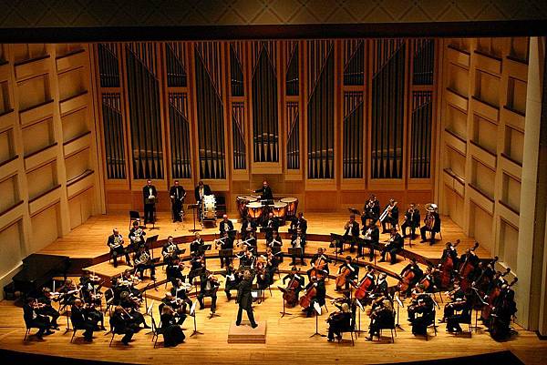 Dublin_Philharmonic_Orchestra_performing_Tchaikovsky's_Symphony_No_4_in_Charlotte,_North_Carolina.jpg