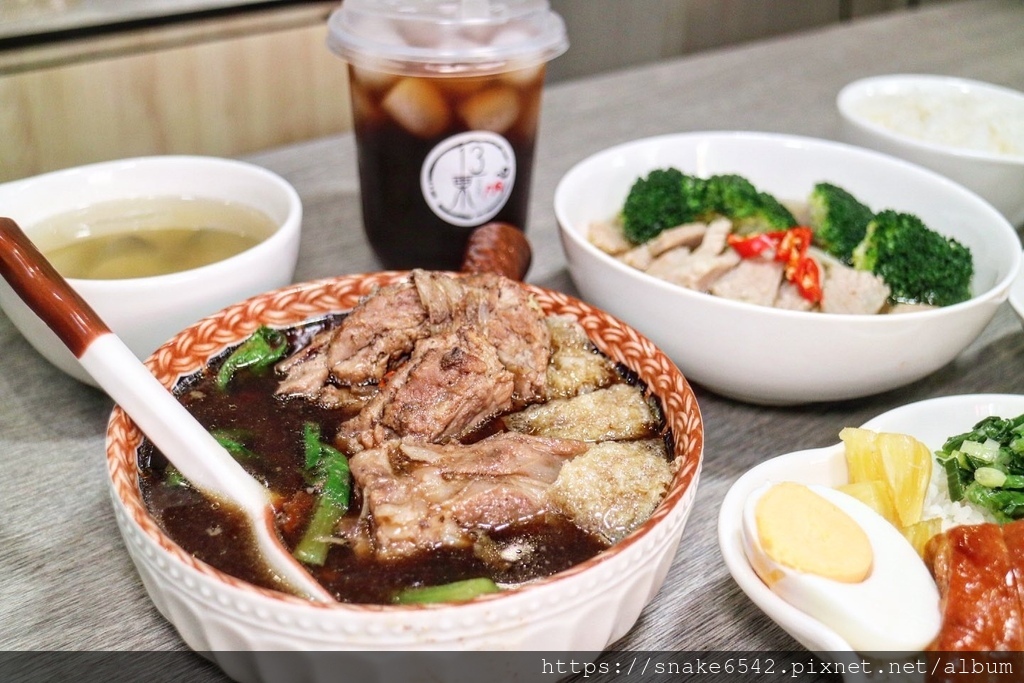 【台南中西區】超好吃土雞飯／玫瑰燒雞飯／肉骨茶／酸辣豬淋飯／