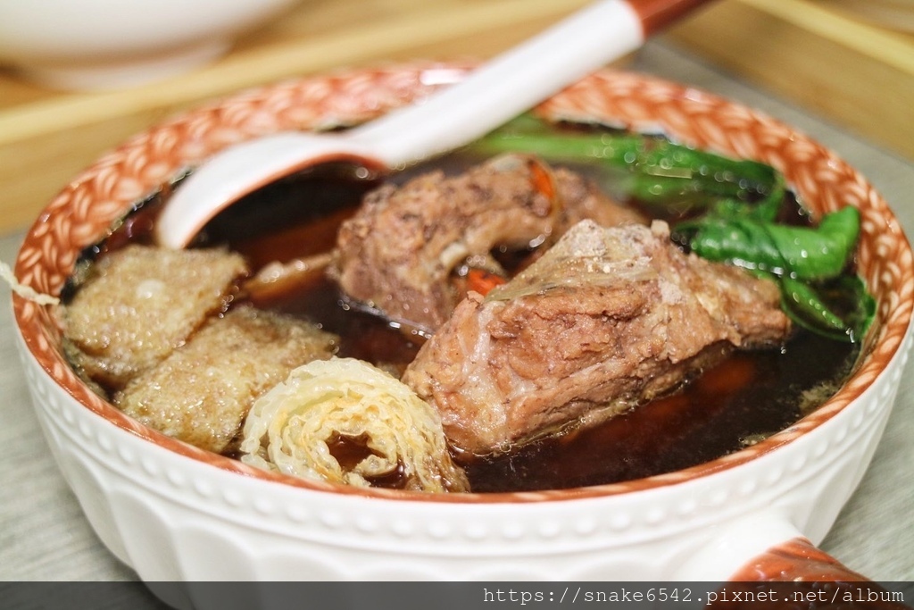 【台南中西區】超好吃土雞飯／玫瑰燒雞飯／肉骨茶／酸辣豬淋飯／