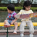 姊姊看的很認真喔