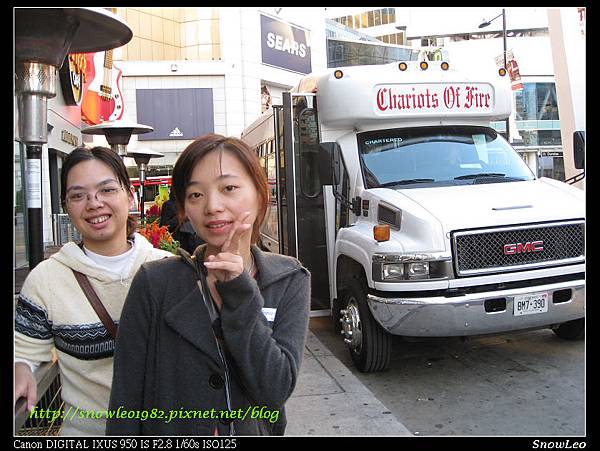 當地旅遊車，司機兼導遊超NICE的啦