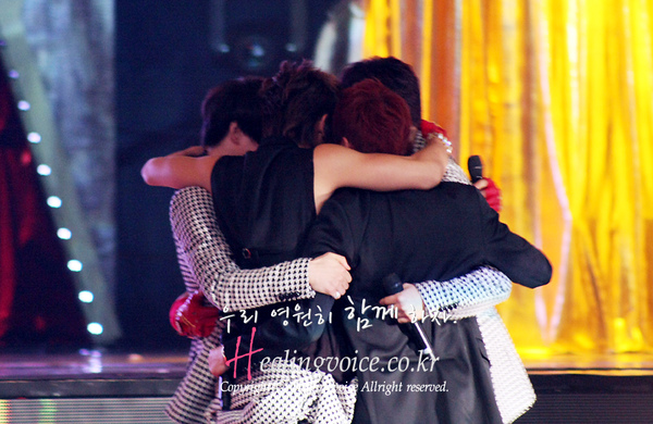 tvxq hug.jpg