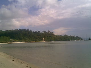 pantai kok~很干净的沙滩~对面有两座岛，大概是被买下来了