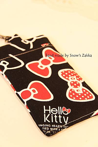 zakka320~黑色低調Hello Kitty_舖棉手機套-5