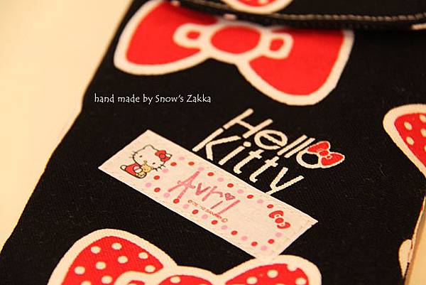 zakka320~黑色低調Hello Kitty_舖棉手機套-8