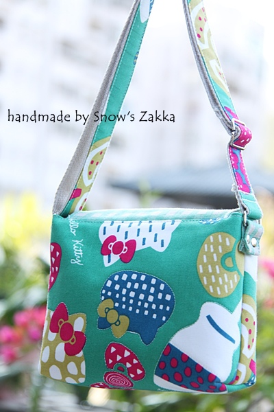 zakka387~Hello Kitty_(舖棉)斜側背包-4