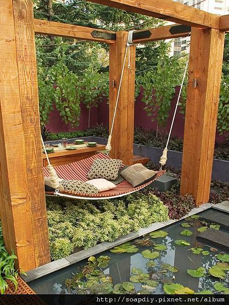 Suspended outdoor lounger | design by Jamie Durie