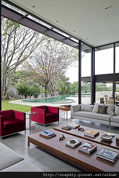 Home in Brazil Embracing Transparence and Open Spaces