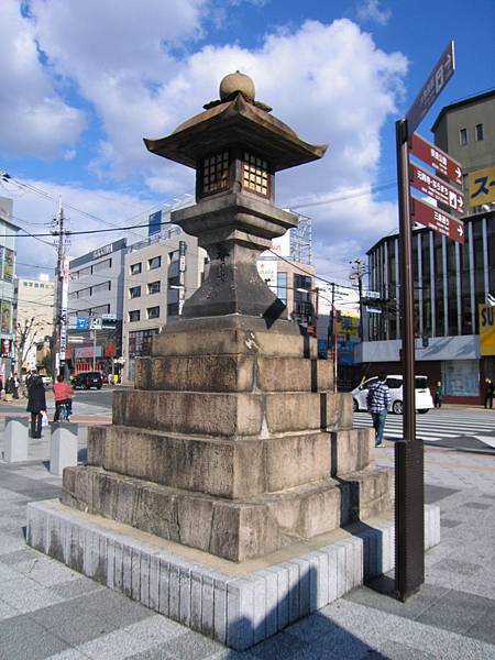 ＪＲ奈良站前的古燈塔