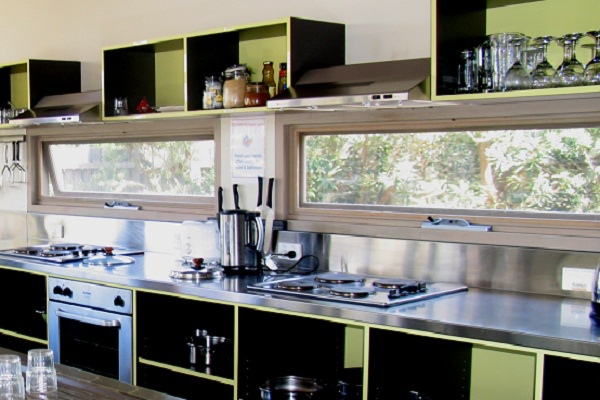 Eco Beach YHA Apollo Bay Kitchen 2010 (1).jpg