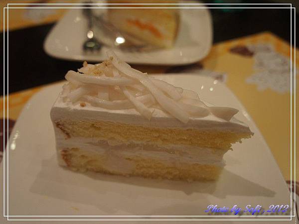 20120218 - 曼谷自由行 -  K Village- Scoma'S - Young Coconut Cake with Low Fat Whipping Cream 