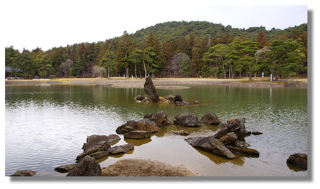 平泉毛越寺大泉が池(出島石組と池中立石) 平泉毛越寺大泉が池(出島石組と池中立石)