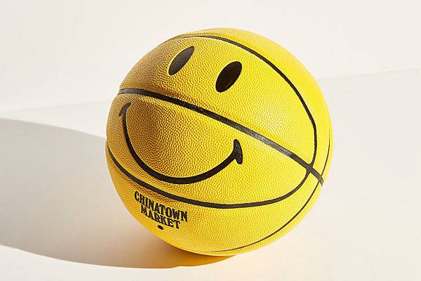 https___hk.hypebeast.com_files_2018_06_https_2F2Fhypebeast.com2Fimage2F20182F062Fchinatown-market-smiley-face-basketball-1-1.jpg