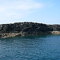 島上是柱狀玄武岩.JPG