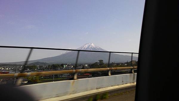 準備去看富士山，從車上就可以看得很清楚！