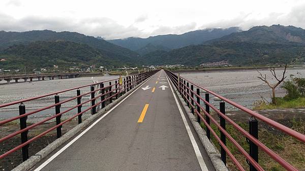 但還是先騎單車道，回程再繞去彩虹橋