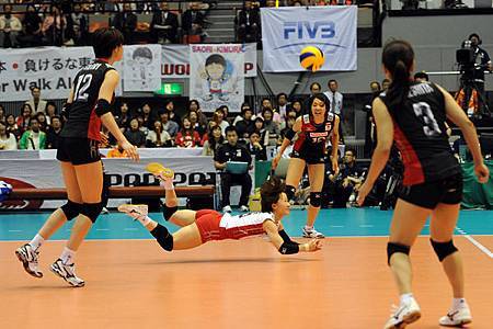 Japan 's Libero Yuko Sano digs.jpg