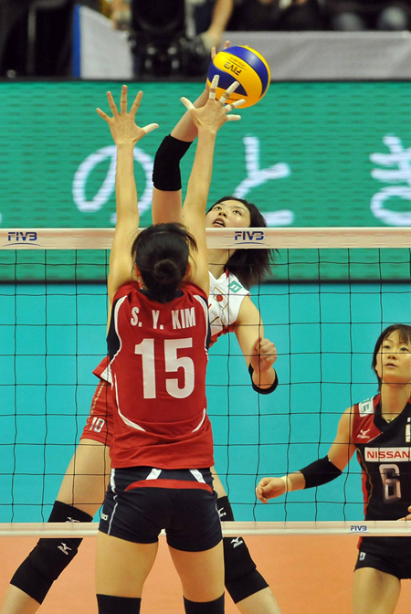 Japan's Nana Iwasaka attacks against Korea's Se- Young Kim.jpg