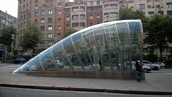 178 150522 Bilbao-Metro station.jpg