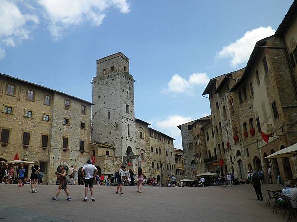 340 190612 San Gimignano-Piazza Della Cisterna.JPG