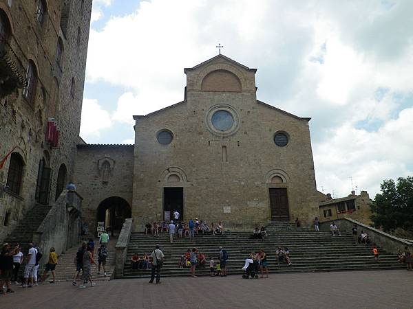 384 190612 San Gimignano-Piazza Del Duomo.JPG