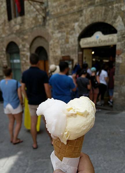 467a 190612 San Gimignano-Piazza Della Cisterna.jpg