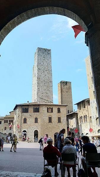 482 190612 San Gimignano-Piazza Del Duomo.jpg