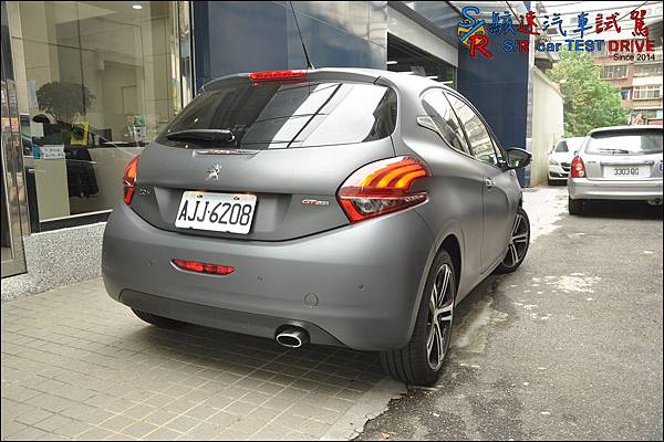 Peugeot 208 GT Line 008.JPG