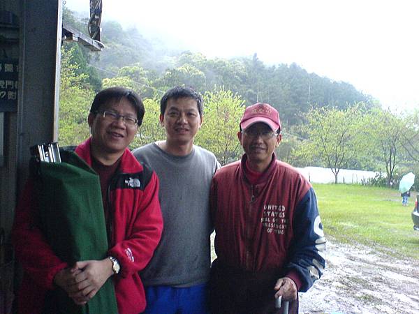 新竹解先生和張先生與國賓在太魯灣溫泉合影
