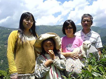 房華齡老師、邱先生，婕熒及曾照茶園合影