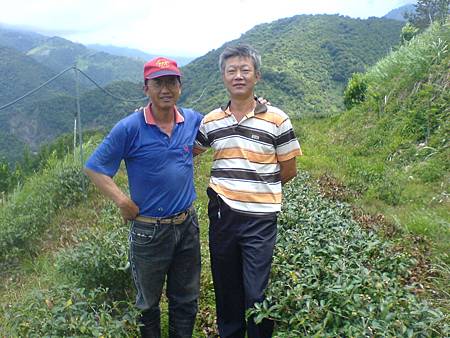 同學李瑞料和國賓茶園合影