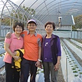 同學法先、美惠夫妻與親家母草莓園合影